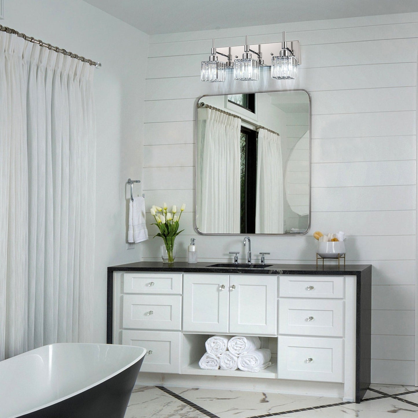 Luminaires de salle de bain modernes à intensité variable en cristal Ora, à installer au-dessus du miroir, style glamour.