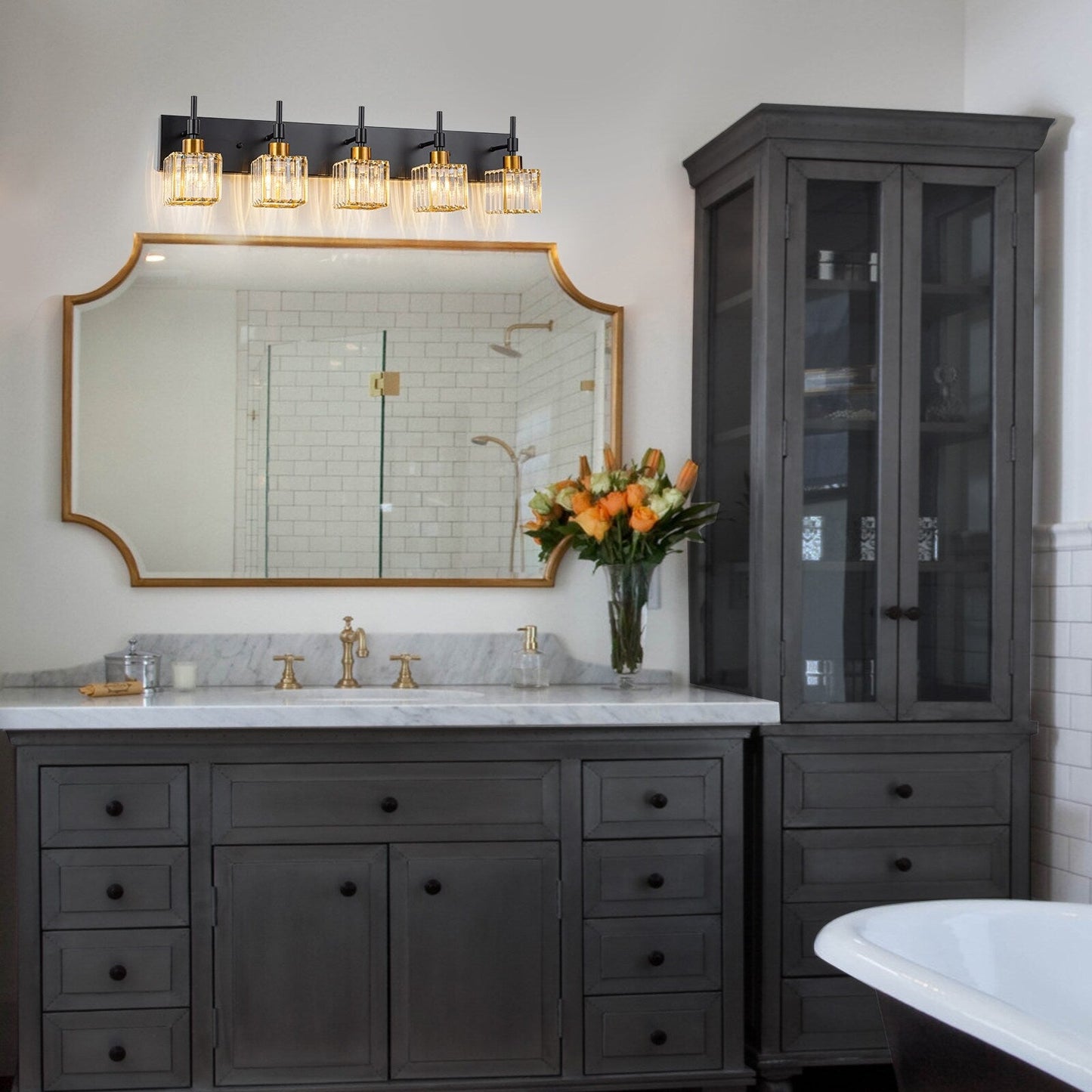 Luminaires de salle de bain modernes à intensité variable en cristal Ora, à installer au-dessus du miroir, style glamour.