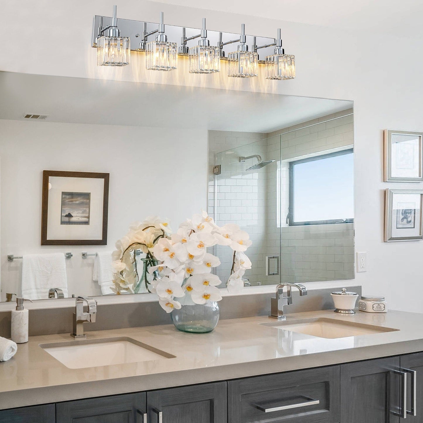 Luminaires de salle de bain modernes à intensité variable en cristal Ora, à installer au-dessus du miroir, style glamour.