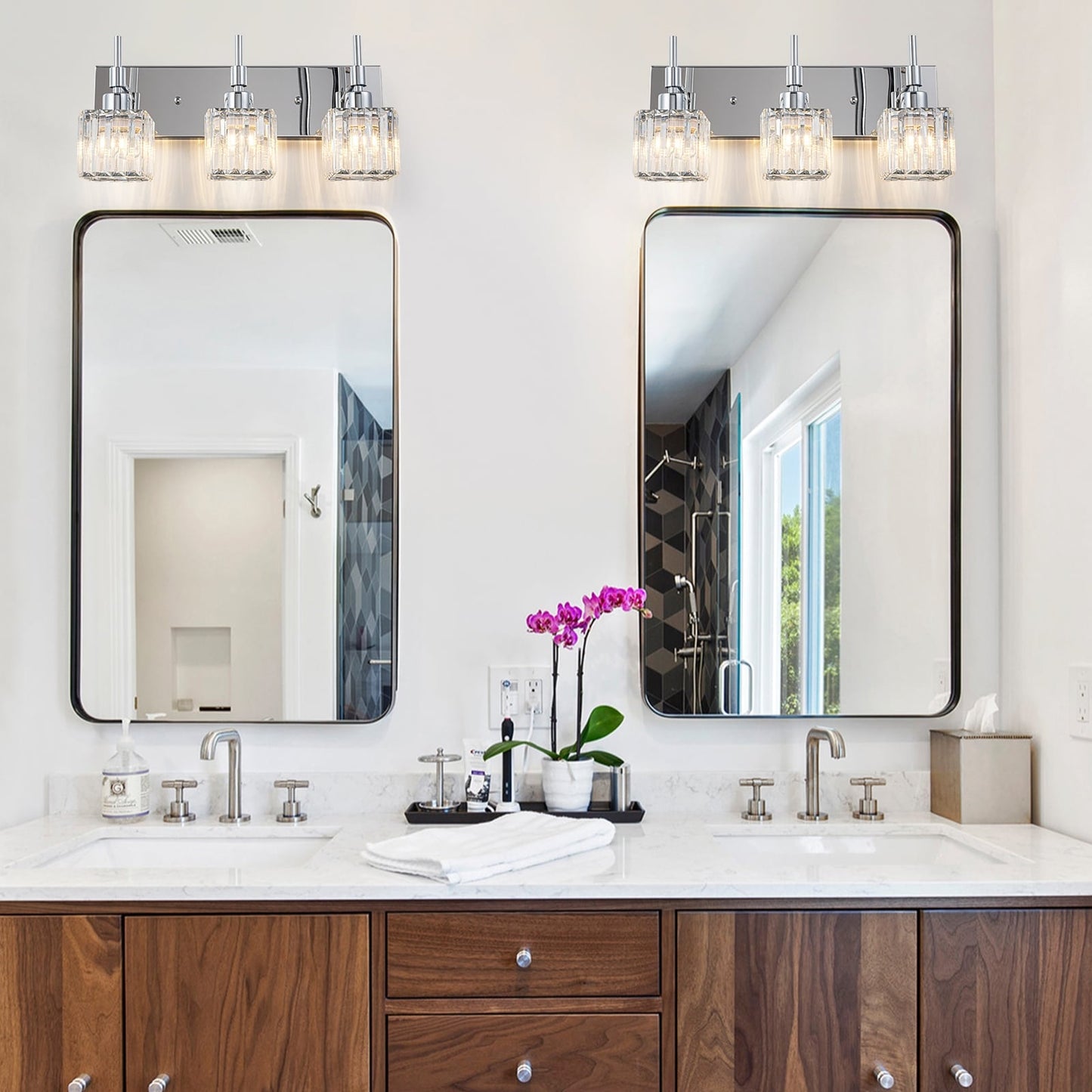 Luminaires de salle de bain modernes à intensité variable en cristal Ora, à installer au-dessus du miroir, style glamour.