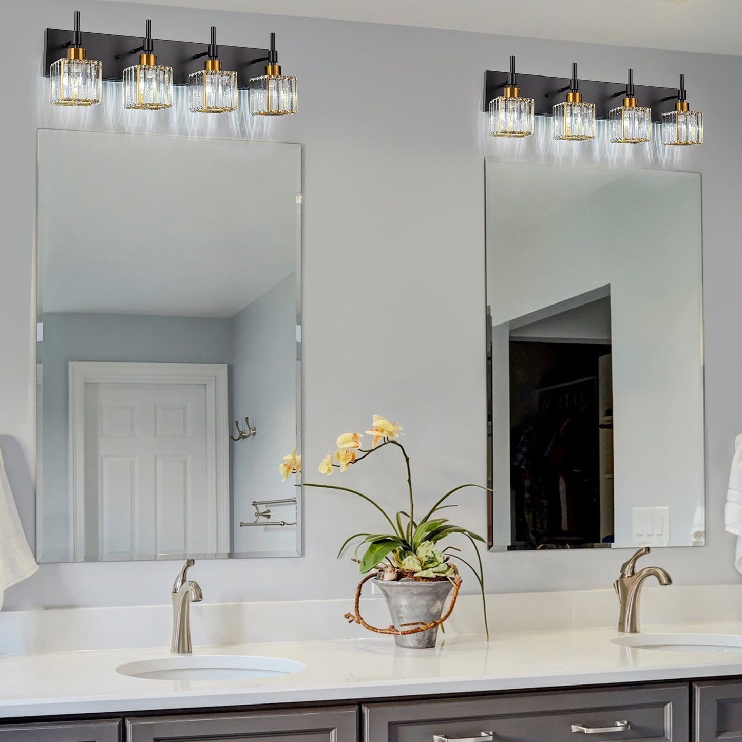 Luminaires de salle de bain modernes à intensité variable en cristal Ora, à installer au-dessus du miroir, style glamour.