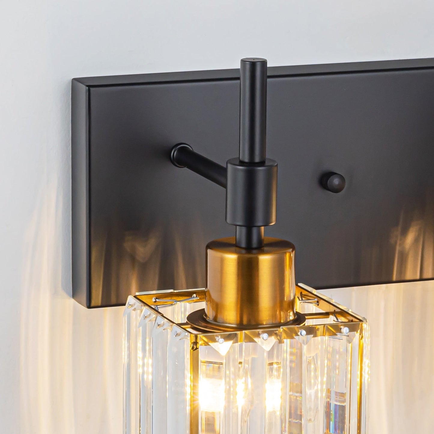 Luminaires de salle de bain modernes à intensité variable en cristal Ora, à installer au-dessus du miroir, style glamour.