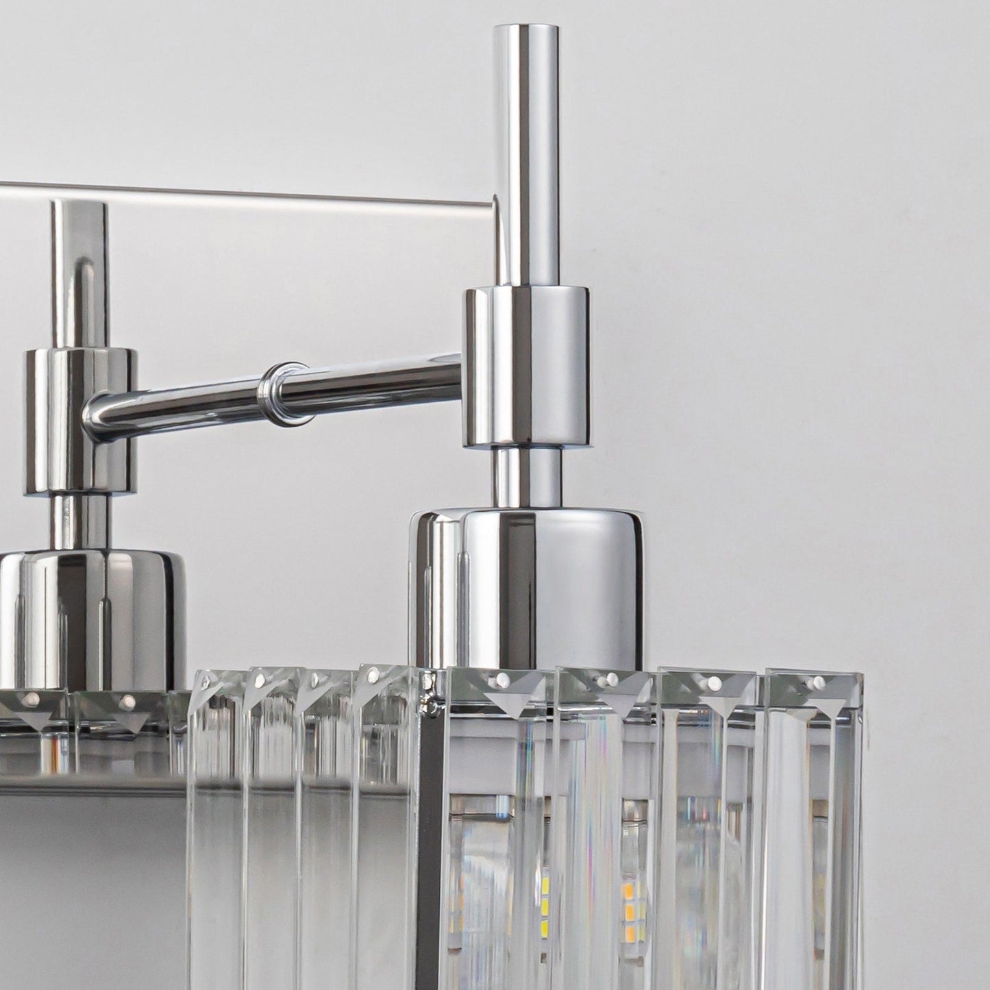 Luminaires de salle de bain modernes à intensité variable en cristal Ora, à installer au-dessus du miroir, style glamour.