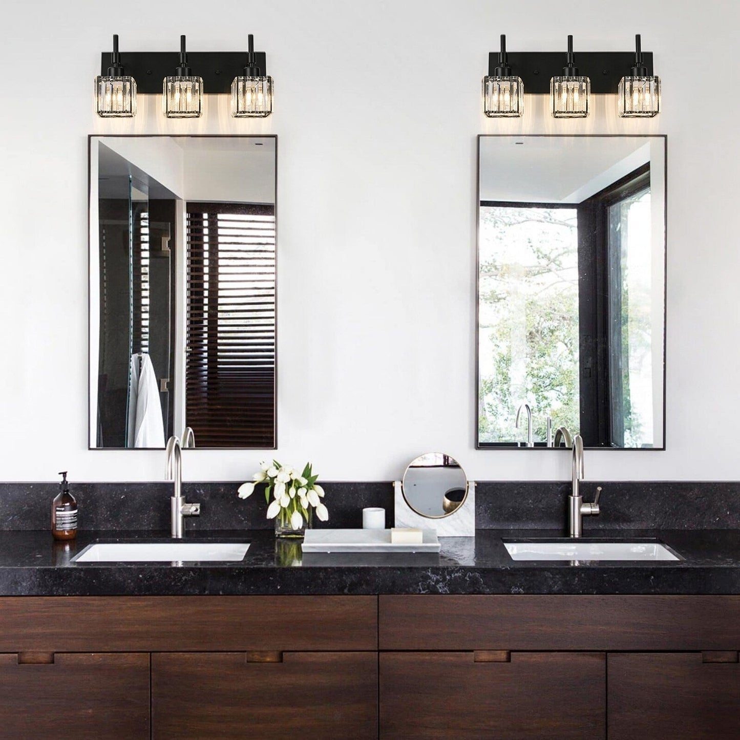 Luminaires de salle de bain modernes à intensité variable en cristal Ora, à installer au-dessus du miroir, style glamour.