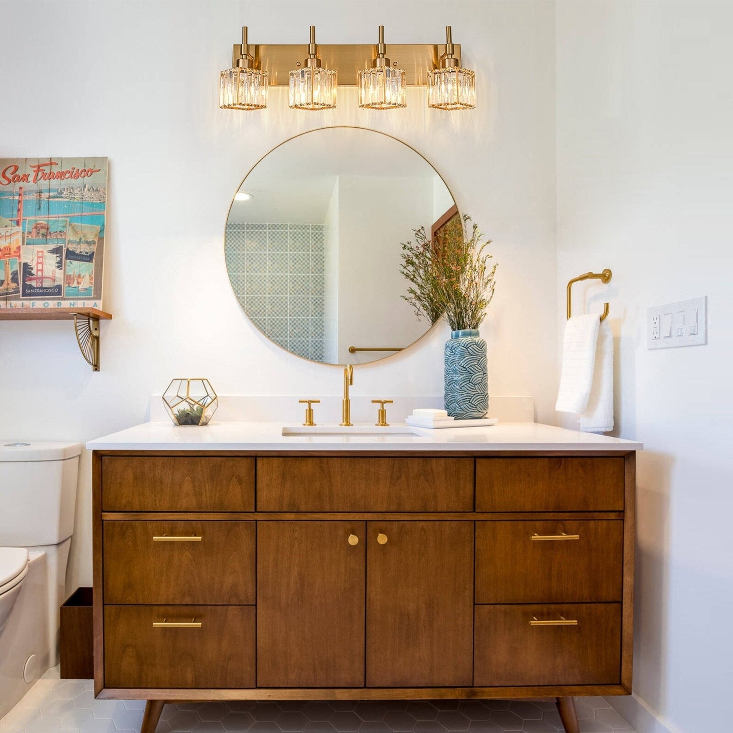 Luminaires de salle de bain modernes à intensité variable en cristal Ora, à installer au-dessus du miroir, style glamour.