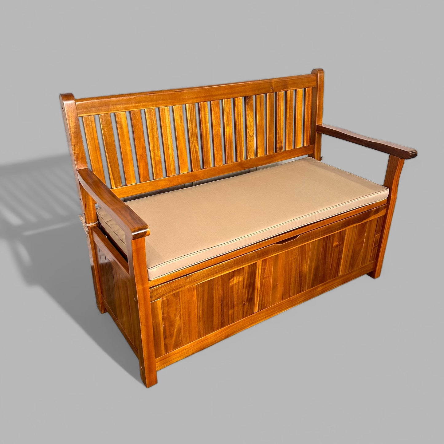 B005P - Banc de rangement Kalihi en finition polyuréthane avec coussin