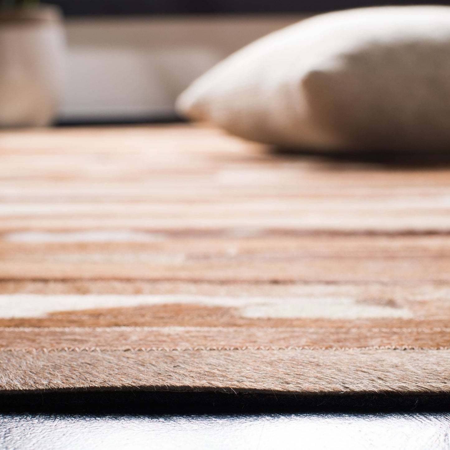 Tapis en cuir moderne SAFAVIEH fait main en atelier Tennille