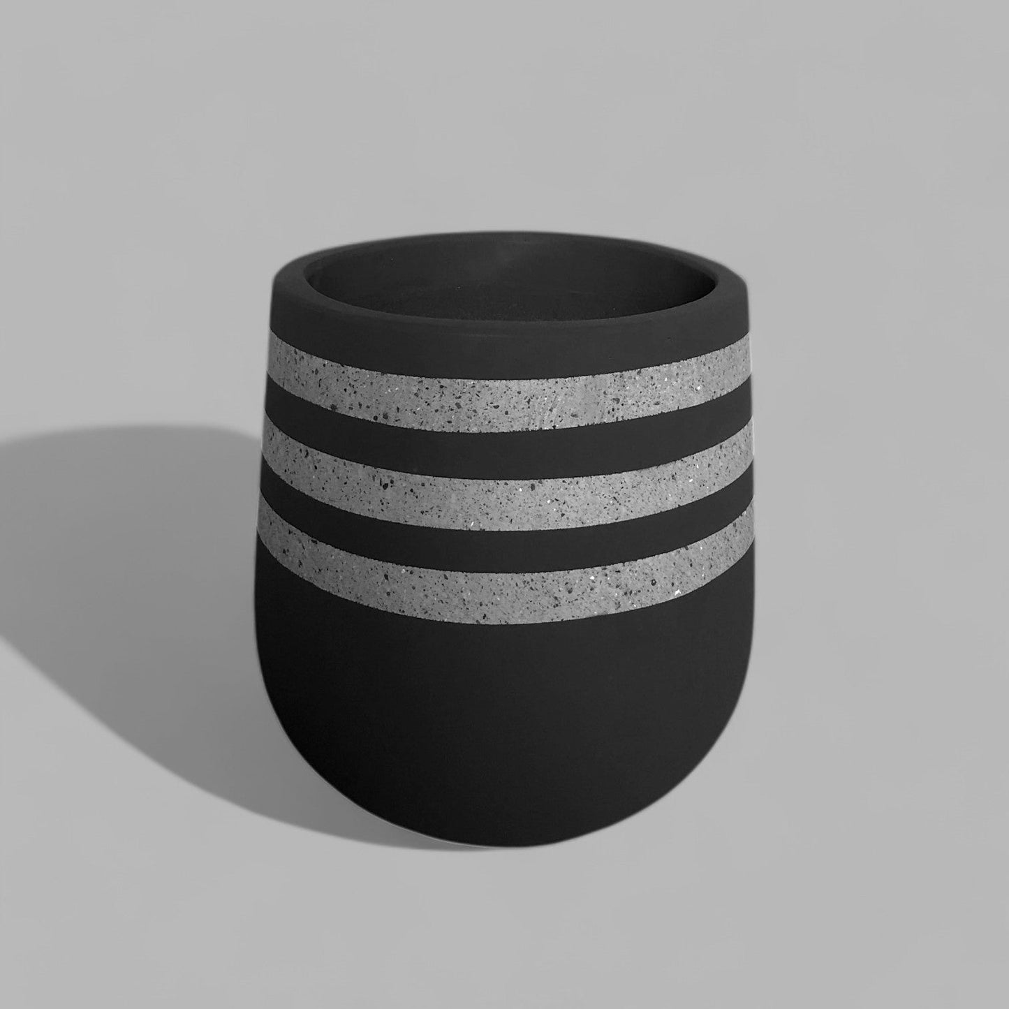 VT133S - JARDINIER EN MOUSSE LÉGÈRE PEINTE ET EN BÉTON